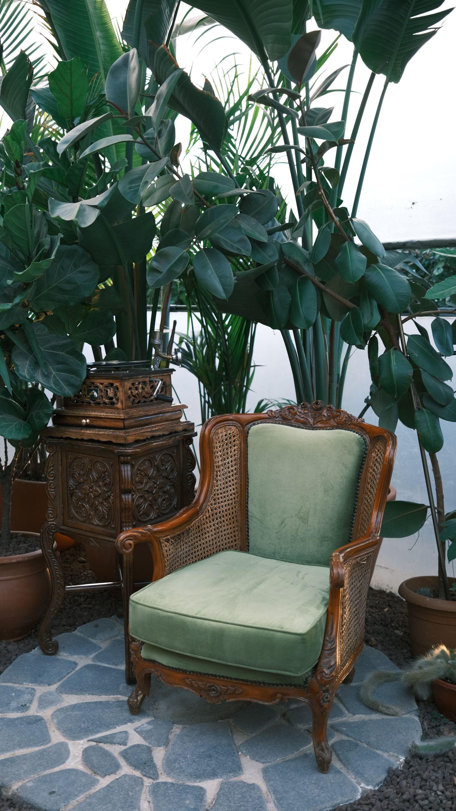 Poltrona vintage estofada em tecido clássico