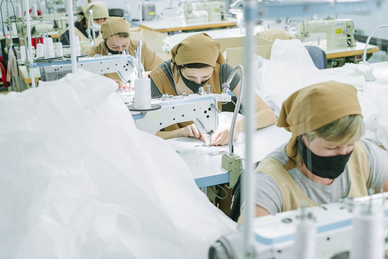 Costureiras a trabalhar em ambiente de fábrica de estofos