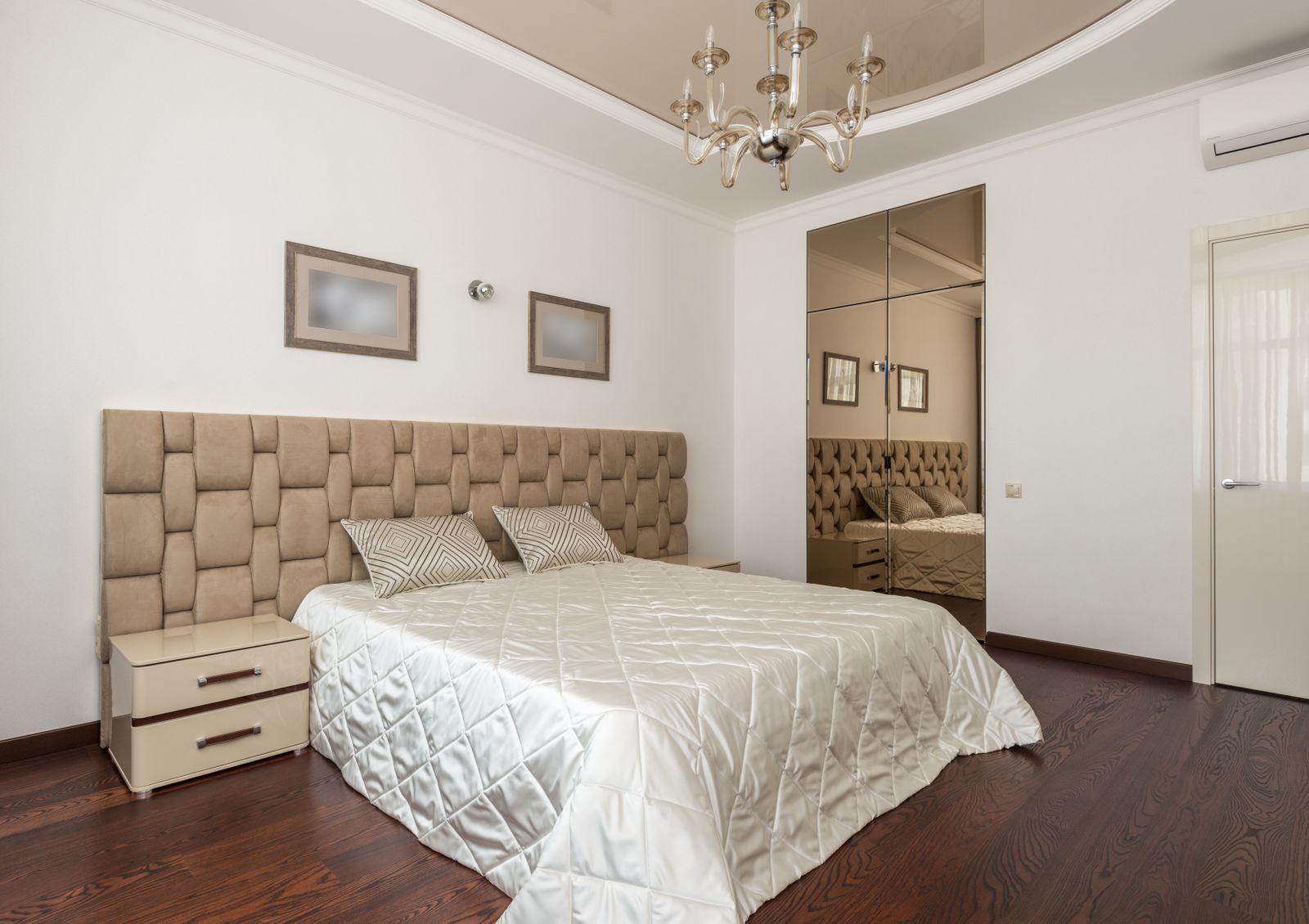 Quarto com cabeceira estofada por medida